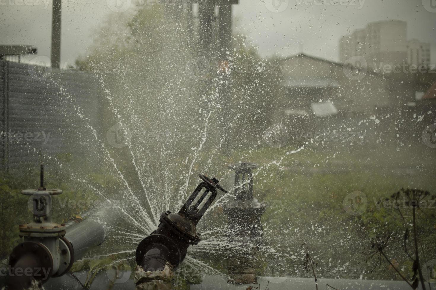 tubatura incidente. acqua versa su di tubo. emergenza. foto