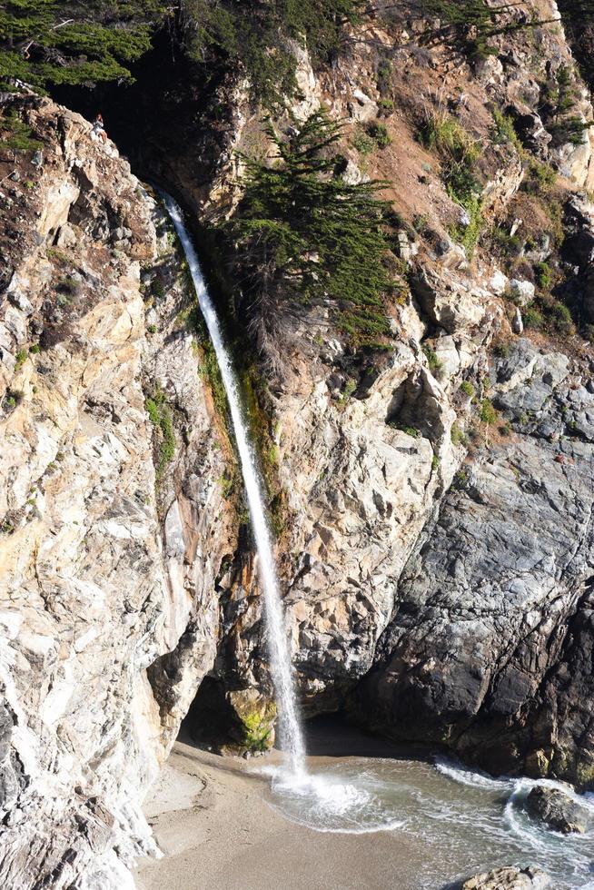 cascata nel big sur in california foto