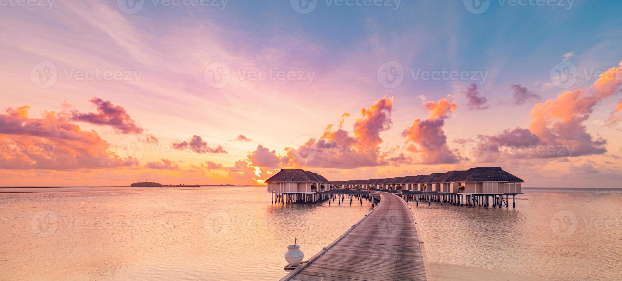 sorprendente tramonto panorama a Maldive. lusso ricorrere ville paesaggio marino con colorato cielo colorato nuvole, sole raggi. bellissimo rilassante laguna e sognare costa. fantastico spiaggia, estate vacanza vacanza foto