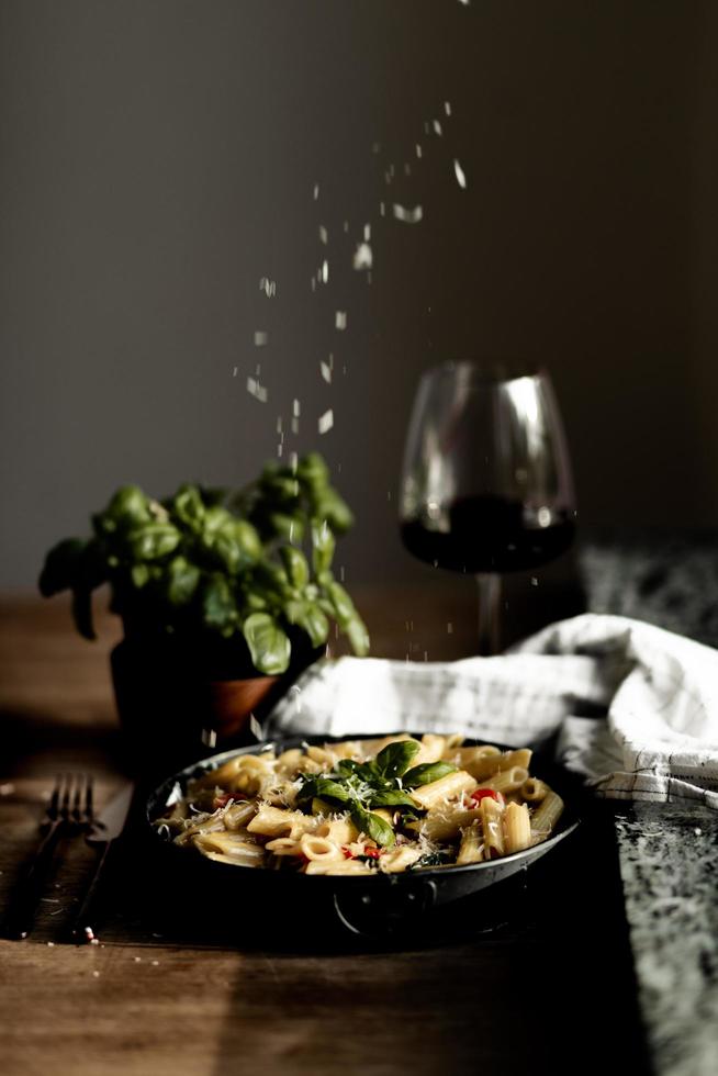 piatto di pasta al vino foto