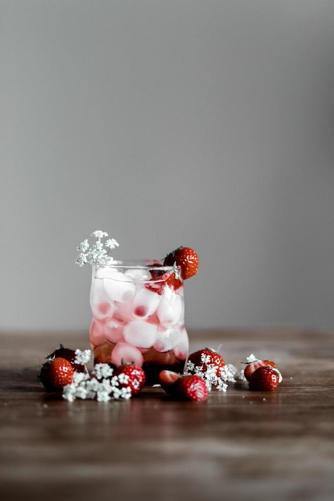 yogurt e frutti di bosco in un bicchiere foto