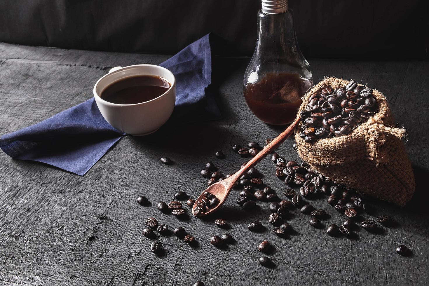 caffè caldo e chicchi di caffè crudi foto