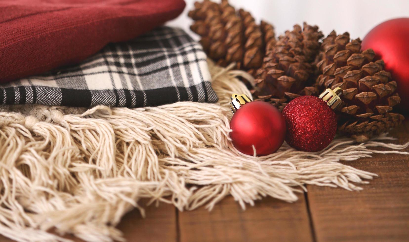 coperte con palline rosse e pigne foto