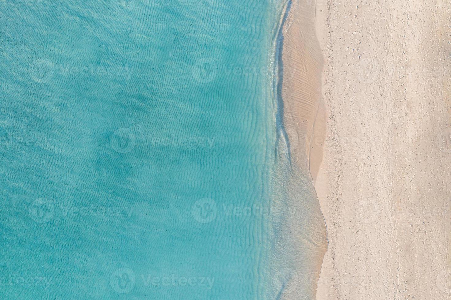 sabbioso riva del mare con turchese verde mare acqua. piccolo onde su il spiaggia. bellissimo Paradiso tropicale isola spiaggia sfondo, superiore aereo paesaggio turchese oceano su soleggiato giorno. la libertà estate viaggio foto