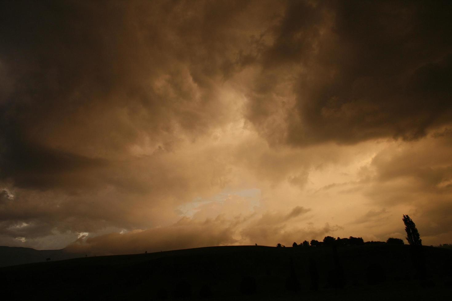 collina stagliata dal cielo arancione foto