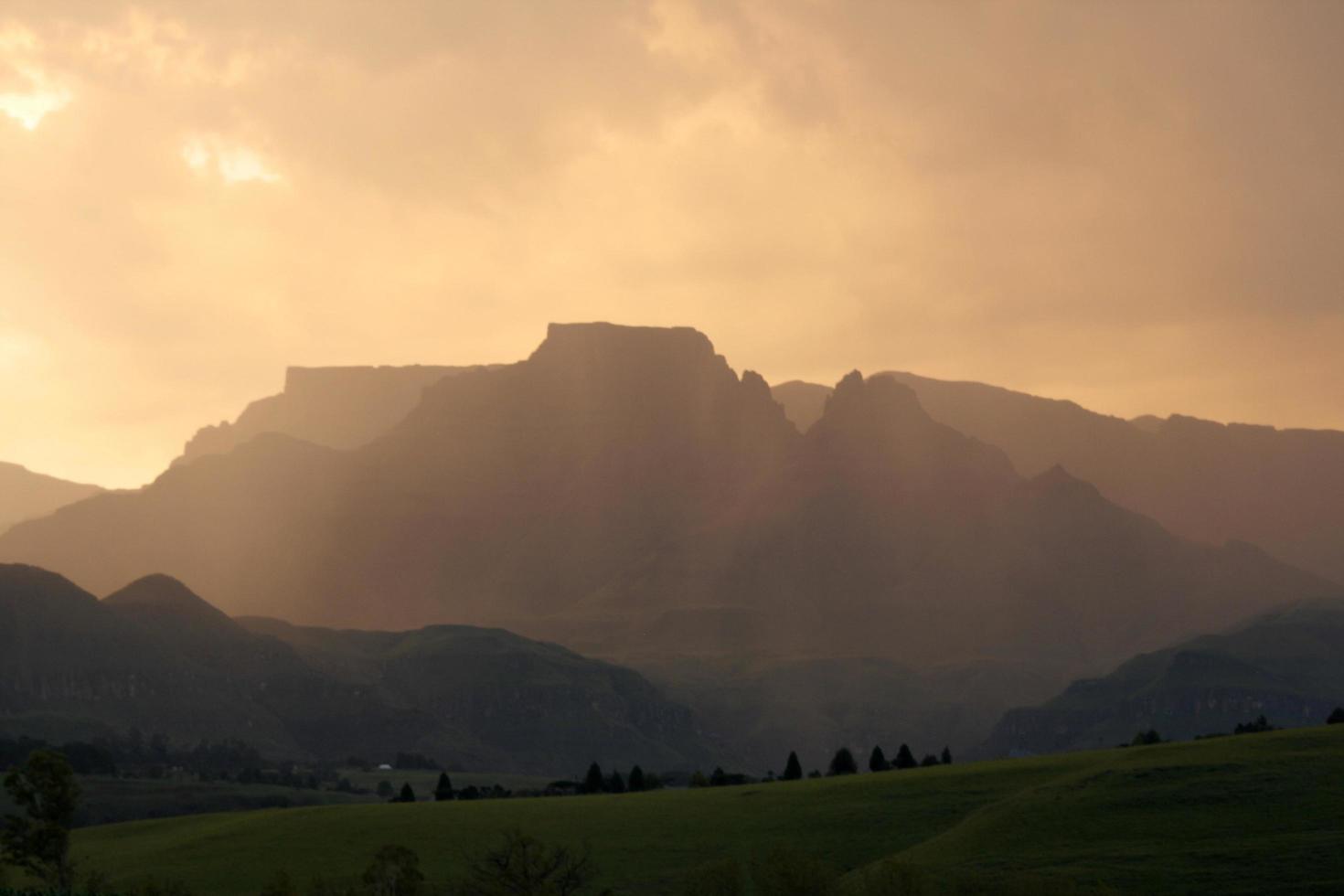 montagne stagliate dal sole e dalla foschia foto