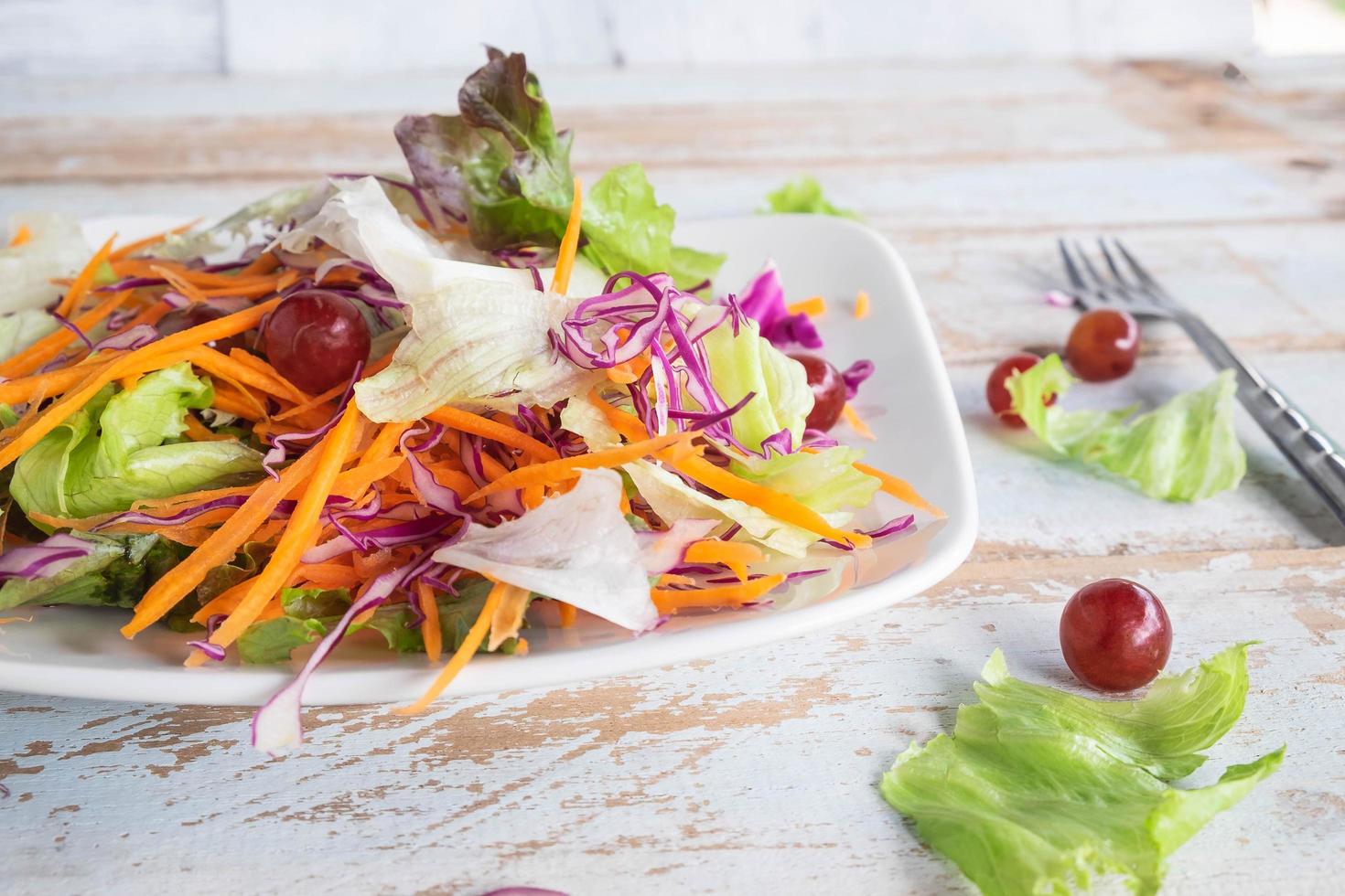 insalata di verdure sulla tavola di legno foto