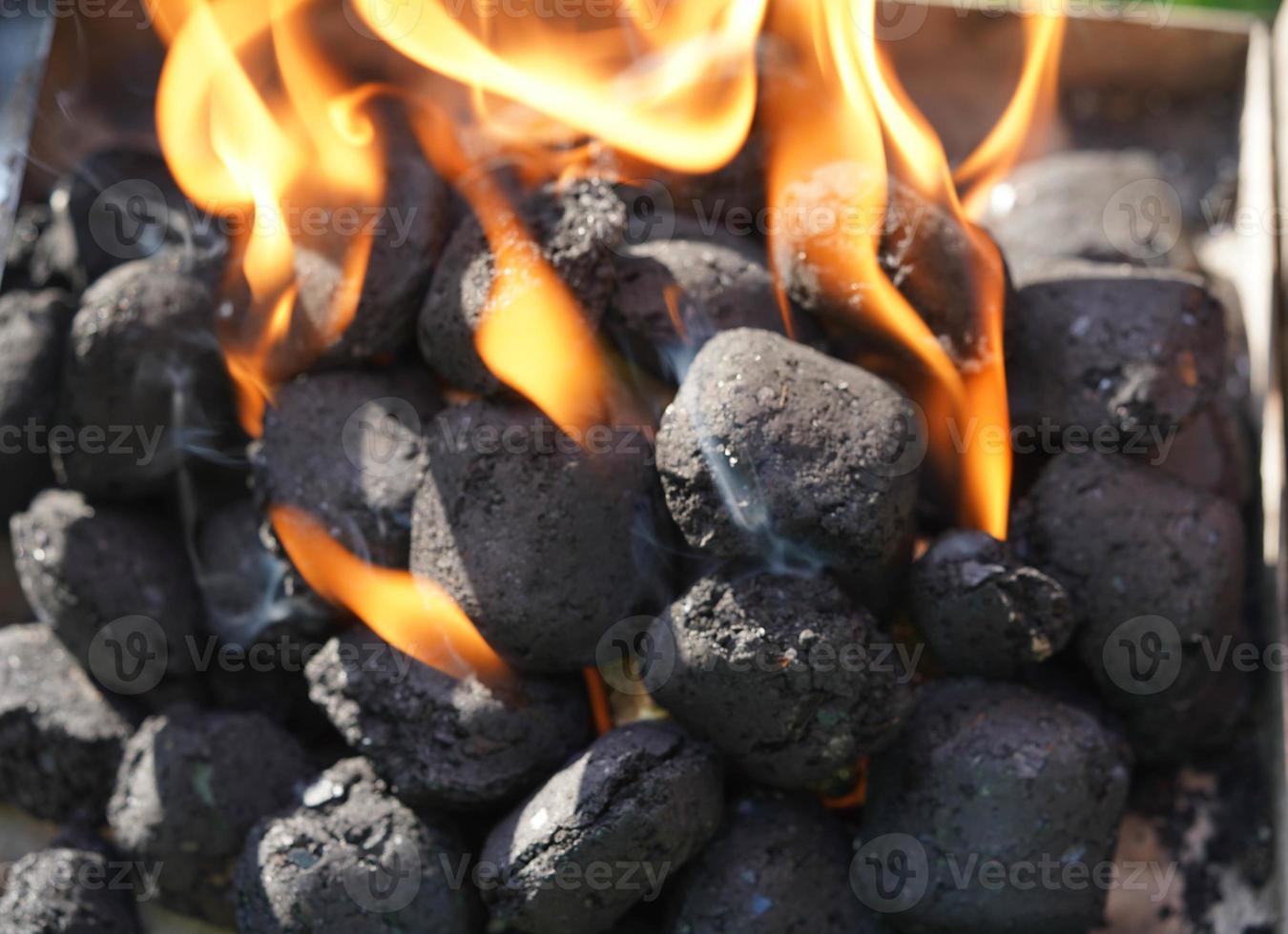 grigliato carne a partire dal il carbone griglia foto
