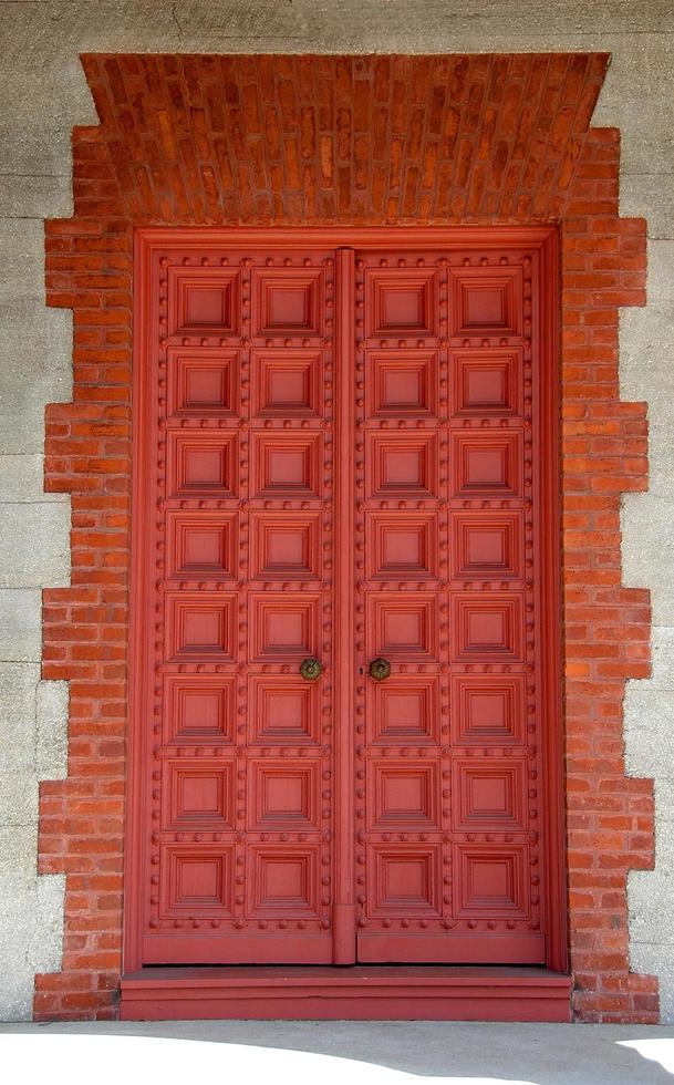 porta della chiesa rossa foto