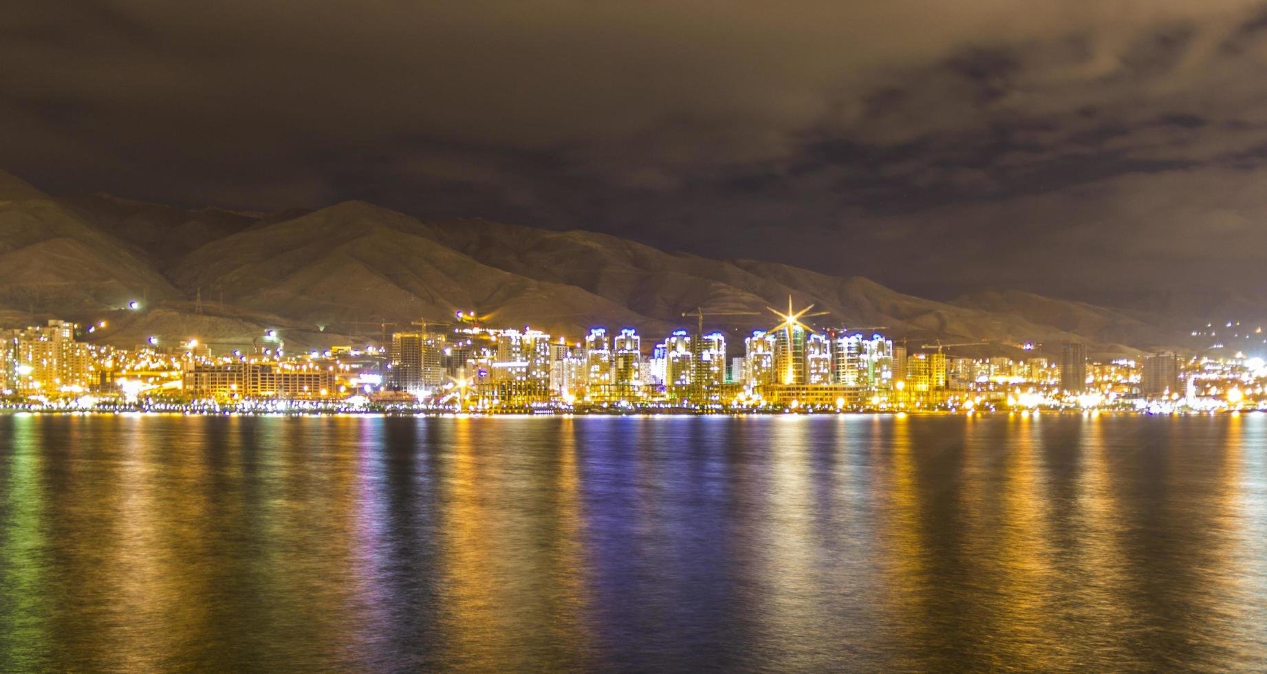 città vicino al lago foto