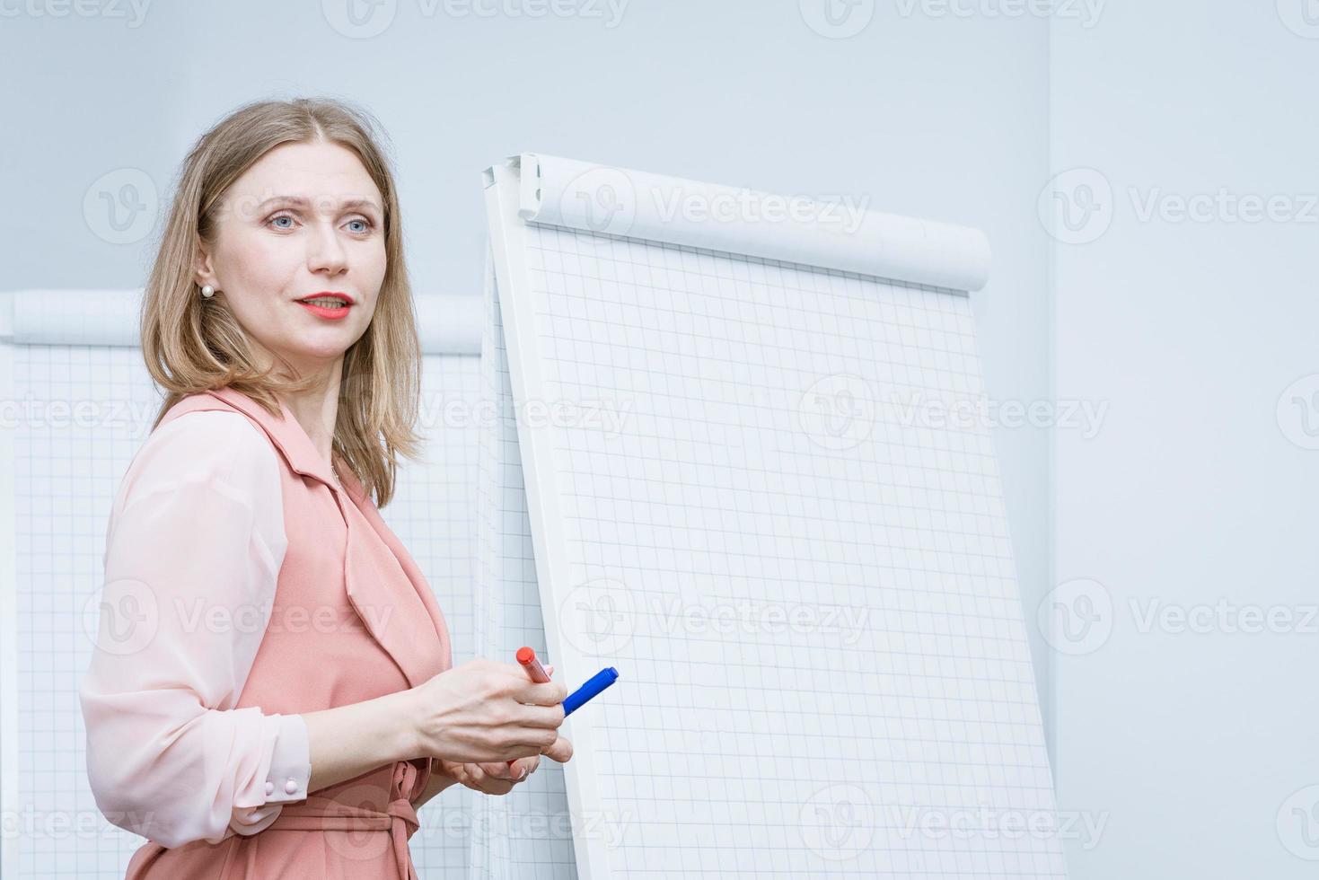 attività commerciale donna con un' marcatore nel sua mano è dando un' conferenza foto