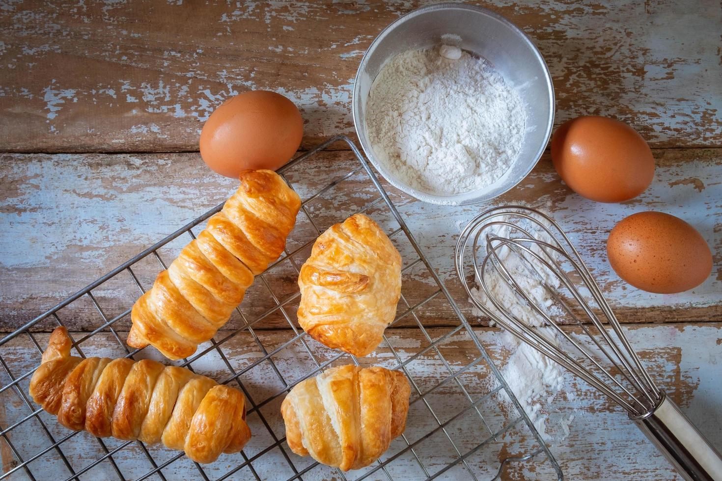 pane fresco e farina con le uova foto