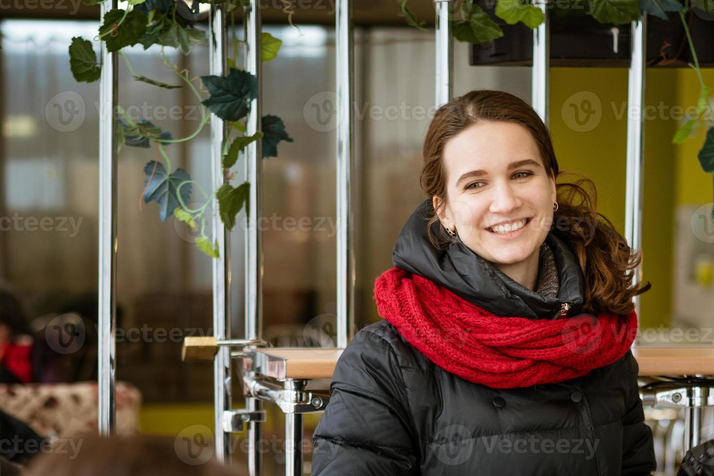 ritratto di un' carino ragazza sorridente in piedi calorosamente vestito foto