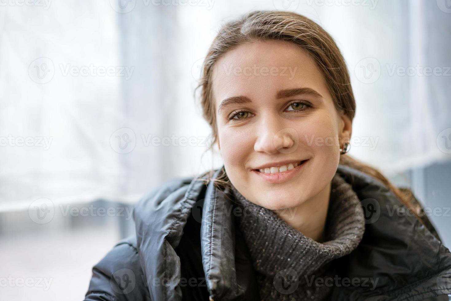 ritratto di un' carino ragazza sorridente in piedi calorosamente vestito foto