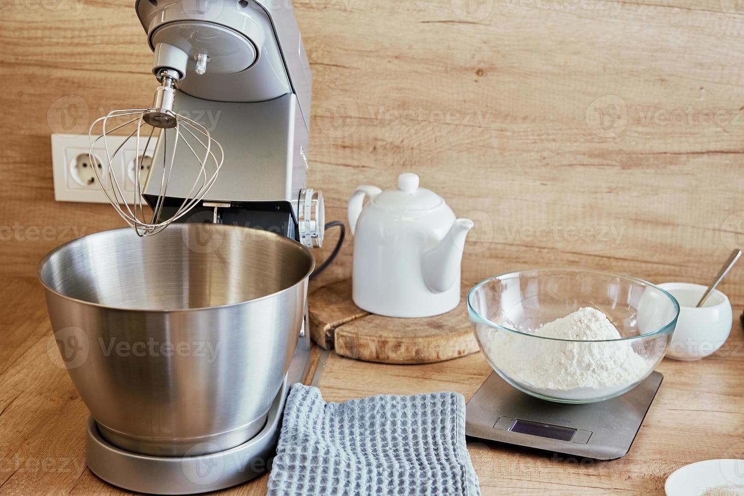 preparazione fatti in casa torta. elettrico miscelatore foto