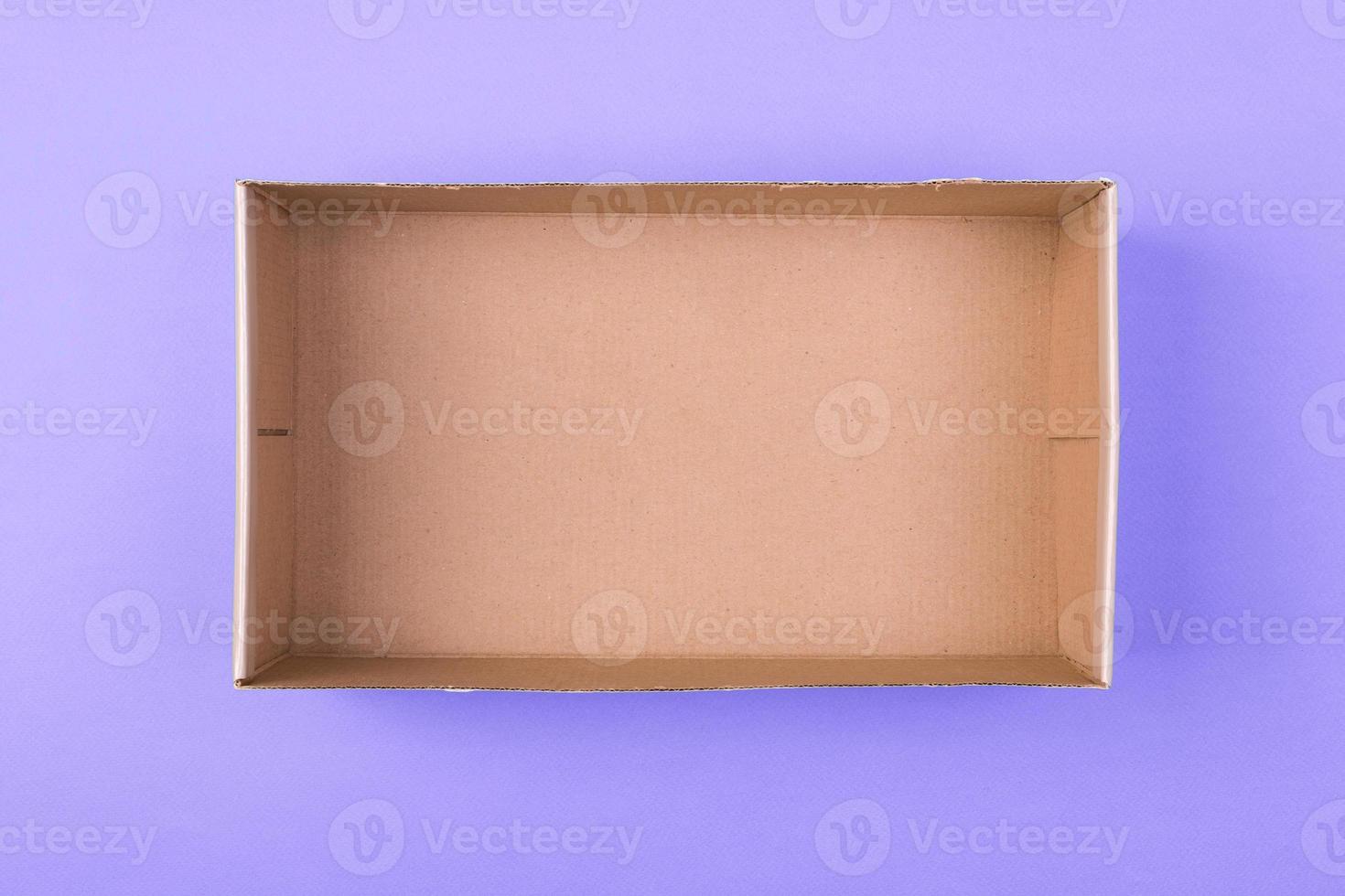vuoto cartone carta scatola su viola sfondo. consegna concetto, superiore Visualizza foto