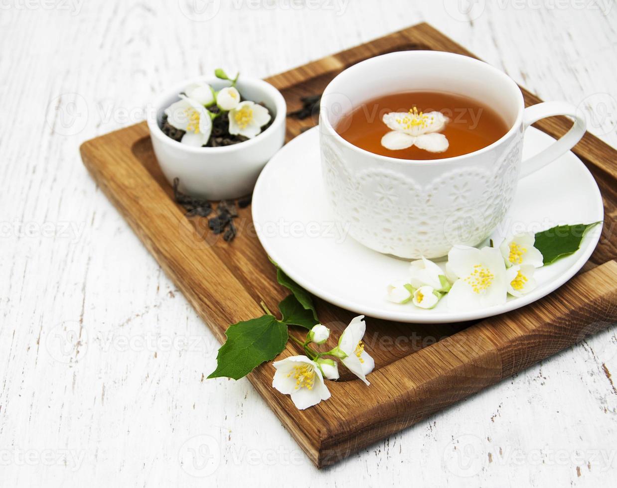 tazza di tè con fiori di gelsomino foto