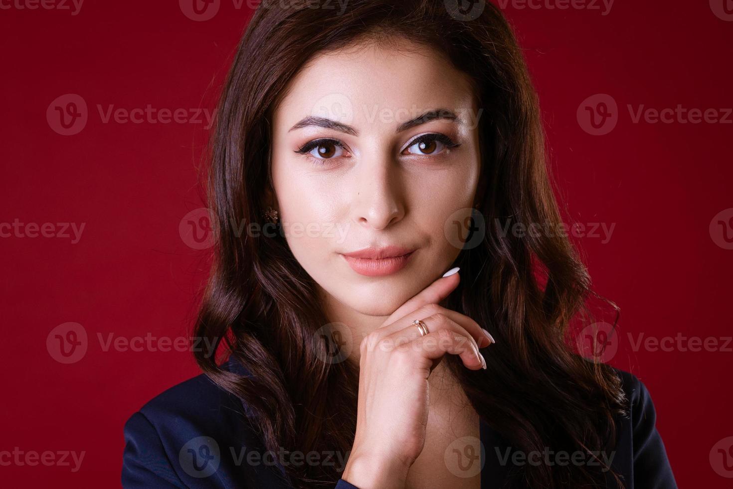 attività commerciale donna in posa al di sopra di rosso sfondo foto