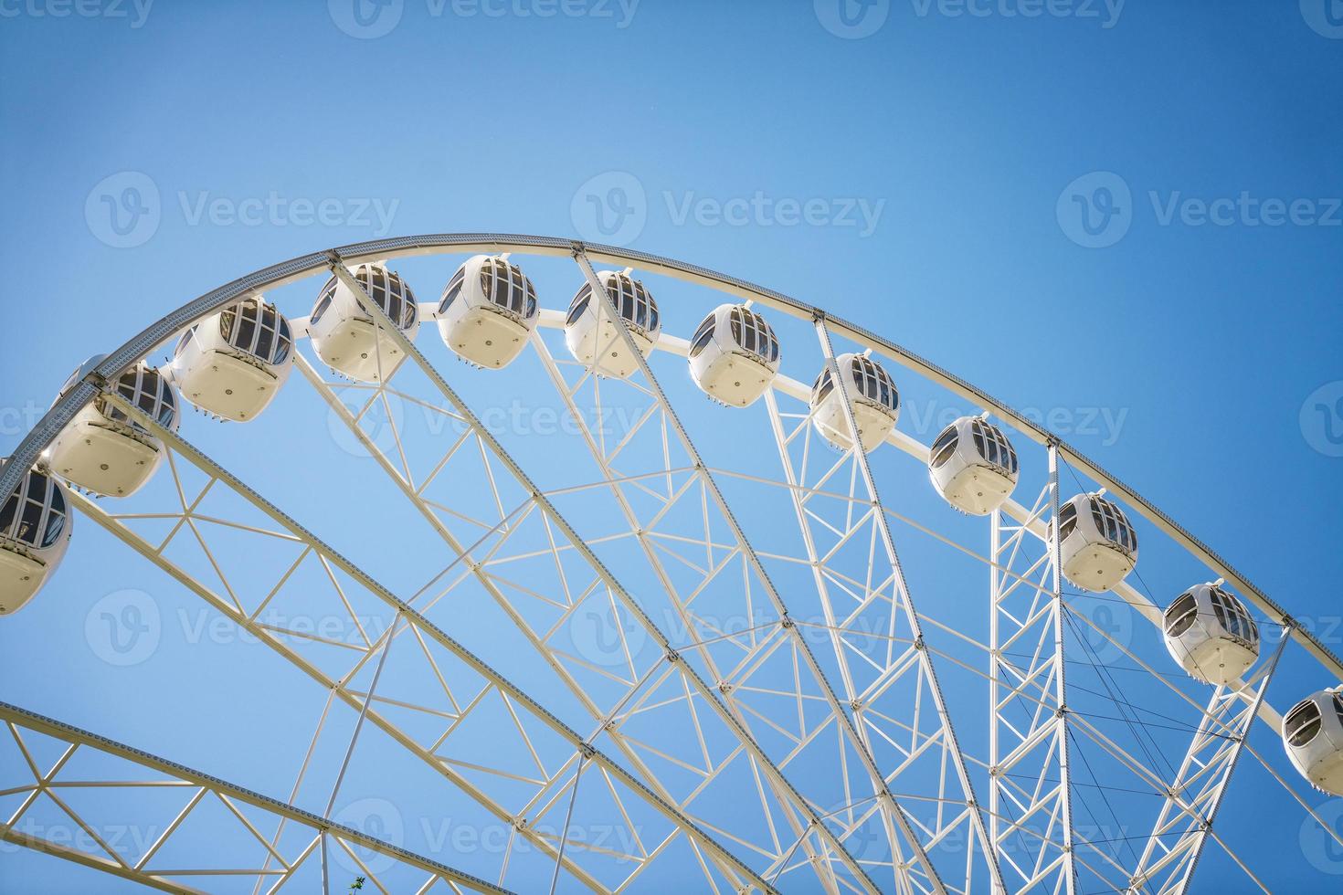 Ferris ruota contro il blu cielo avvicinamento foto