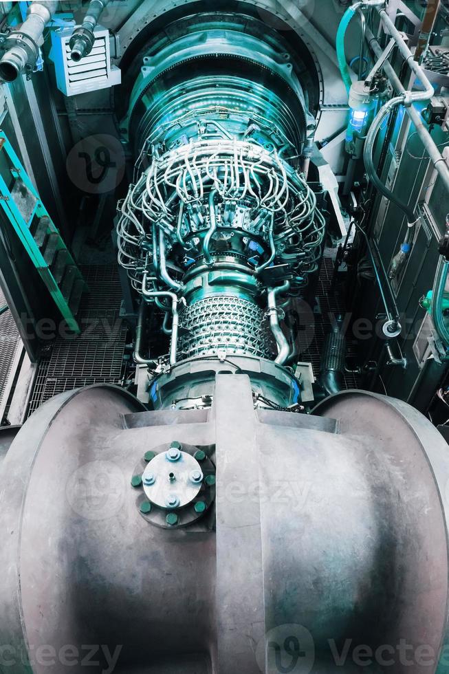 il turbina corpo con un' turbocompressore e un' carburante fornitura sistema per il combustione Camera di il energia pianta. foto