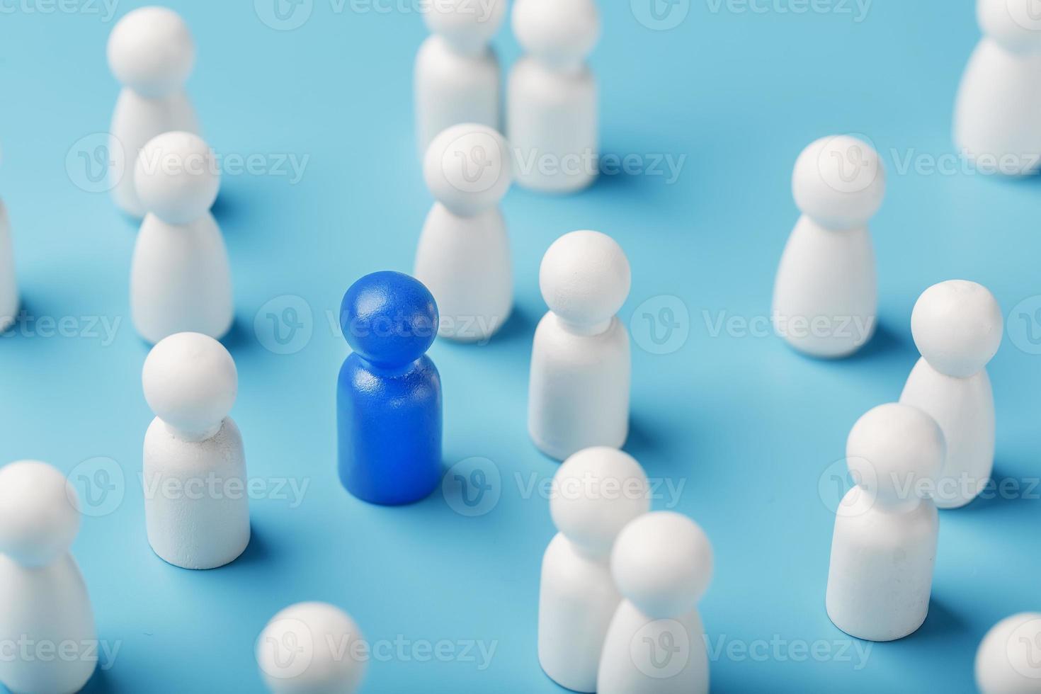 il capo di il blu colore sta tra il folla, un' gruppo di bianca dipendenti. il concetto di comando. molti dipendenti siamo disegnato per loro capo. personale selezione. foto