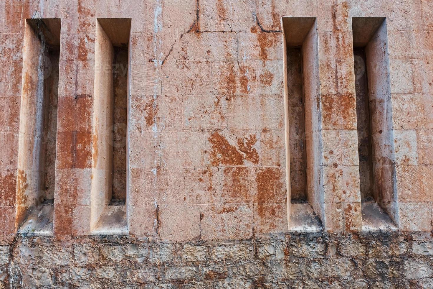 il castello parete con stretto verticale finestre di il tempio. foto