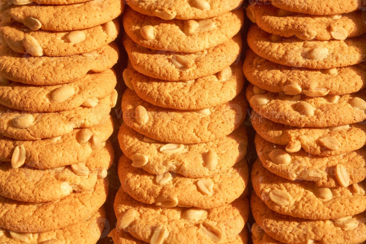 righe di delizioso il giro biscotti con noccioline. foto
