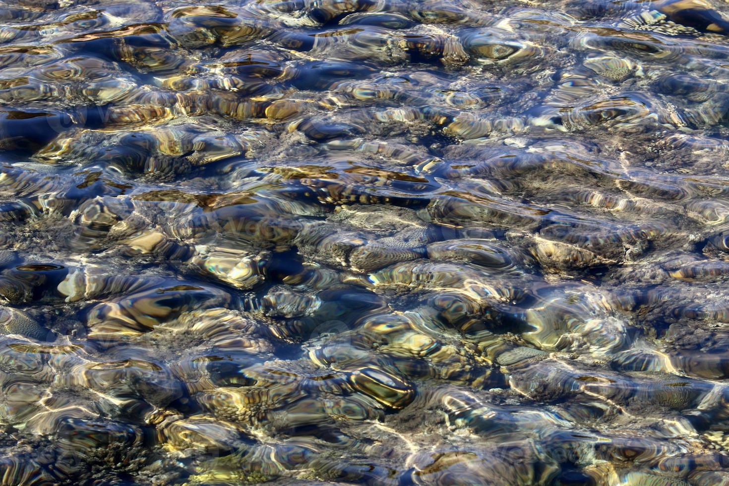 il colore di il acqua nel il mediterraneo mare nel superficiale acqua foto