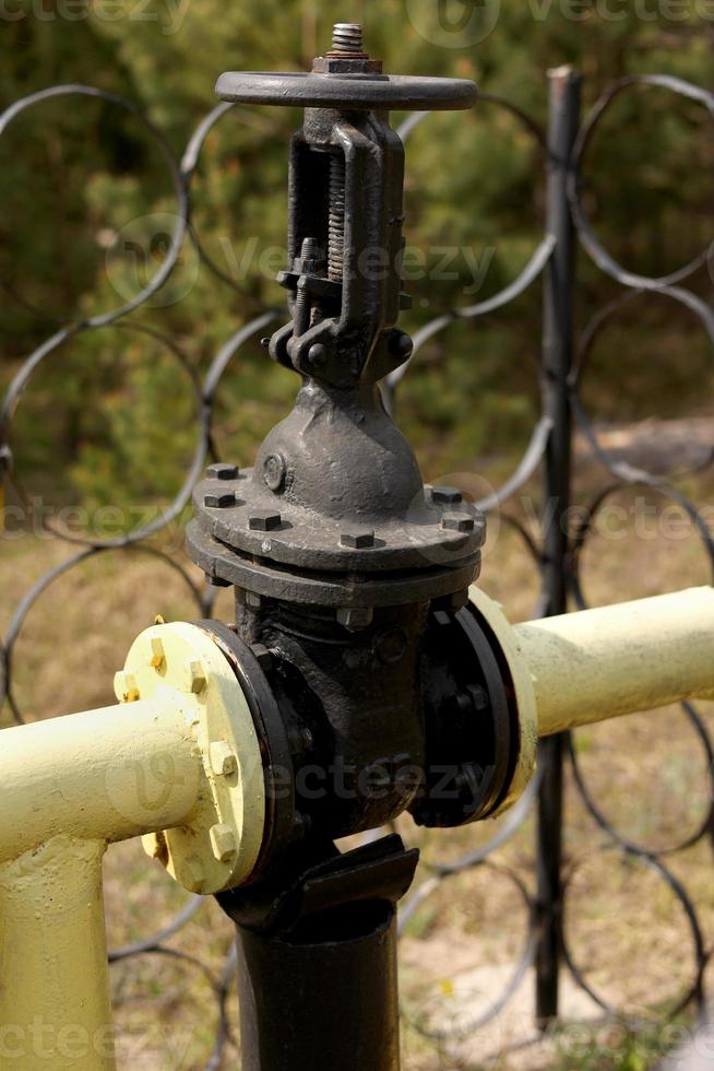 giallo gas tubi e valvole all'aperto. gas attrezzatura. copia spazio per testo. alto qualità foto