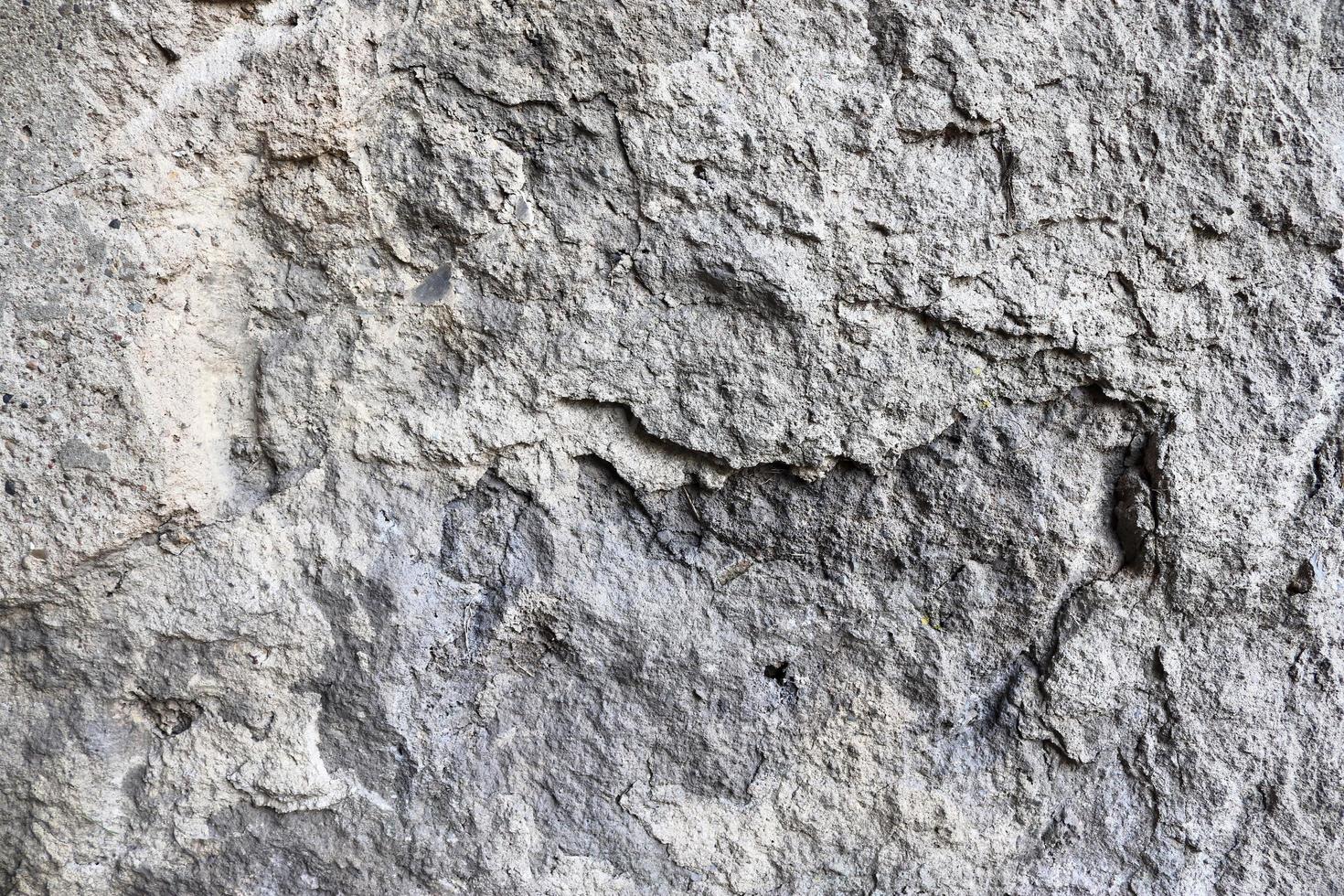 vista dettagliata su pareti di cemento invecchiate con crepe e molta struttura in alta risoluzione foto