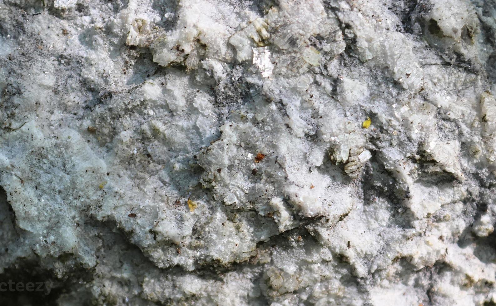 vicino su Visualizza a un' naturale calcare parete nel il montagne. foto