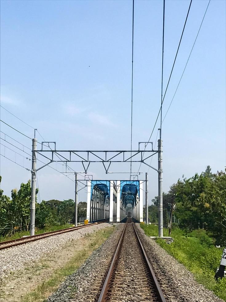 fiume ferrovia ponte foto