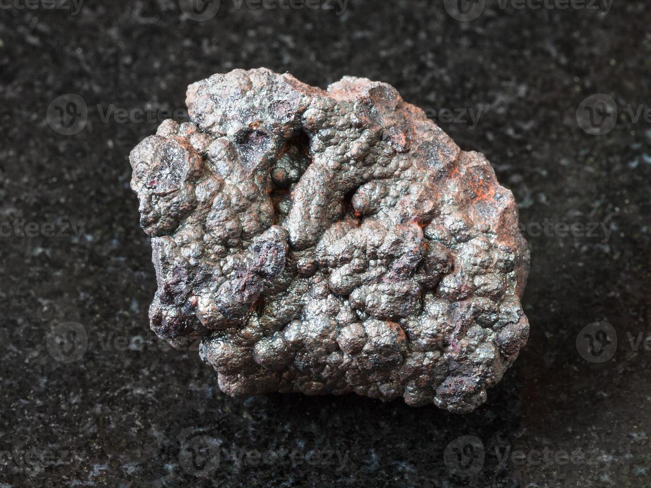 goethite pietra Marrone ferro su nero foto