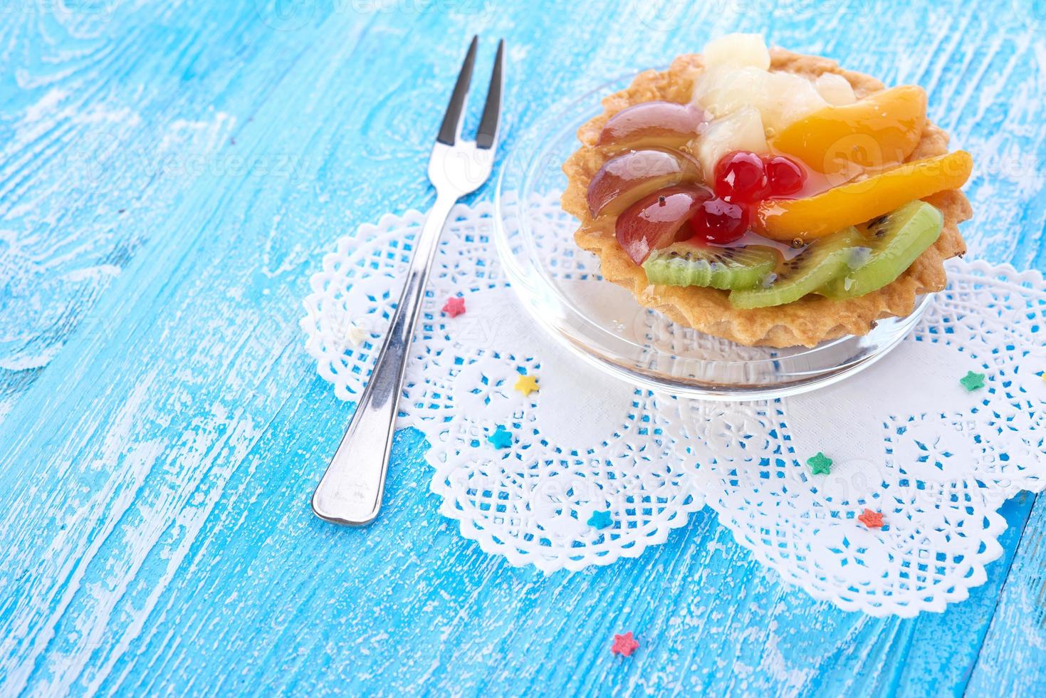 torta dolce con frutta sulla piastra foto