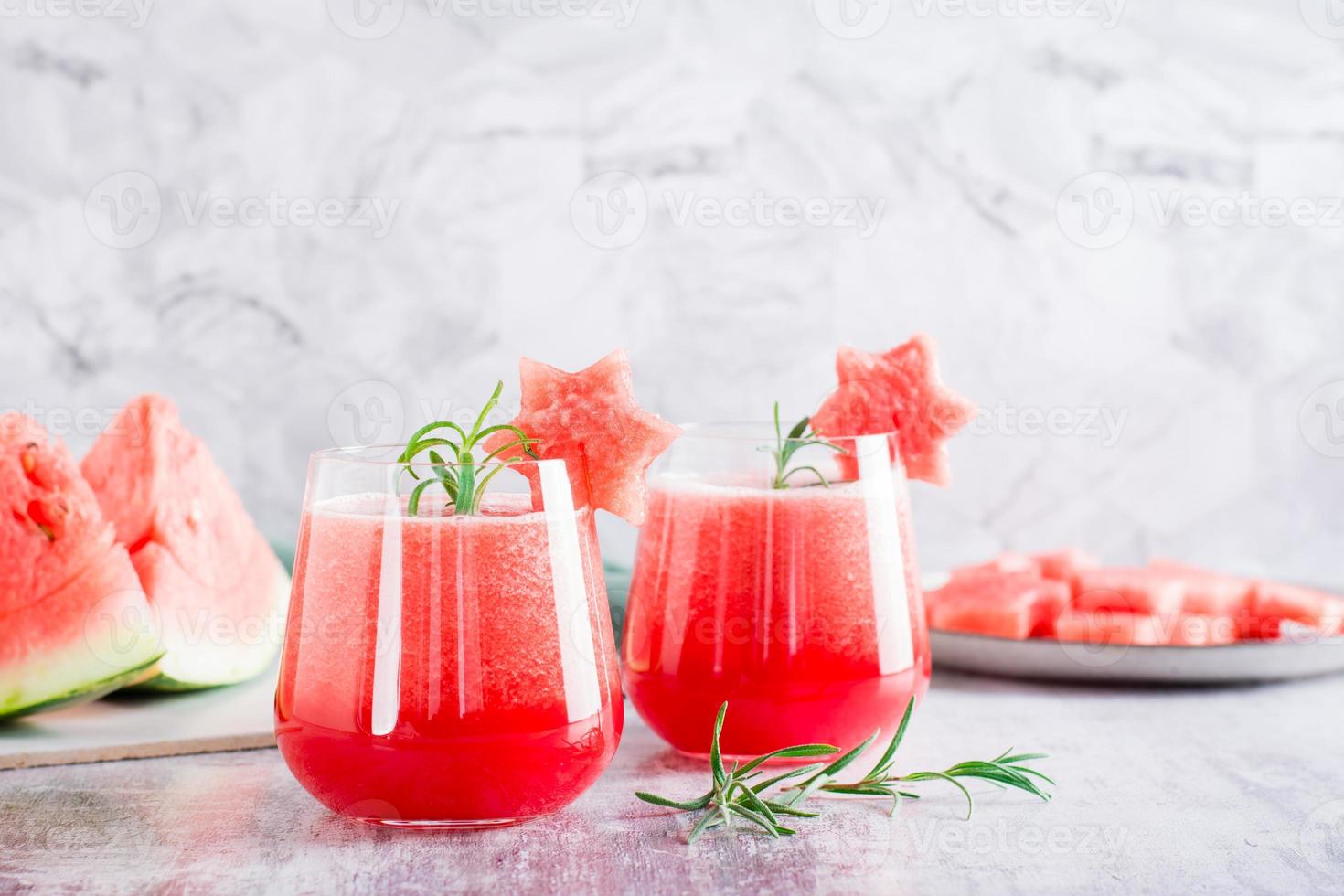 fresco anguria succo nel bicchieri su il tavolo. estate rinfrescante bevande foto