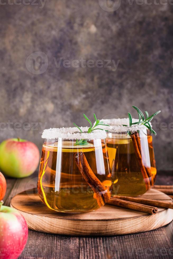 naturale Mela Cedro con cannella nel bicchieri su il tavolo. fatti in casa bevande. verticale Visualizza foto