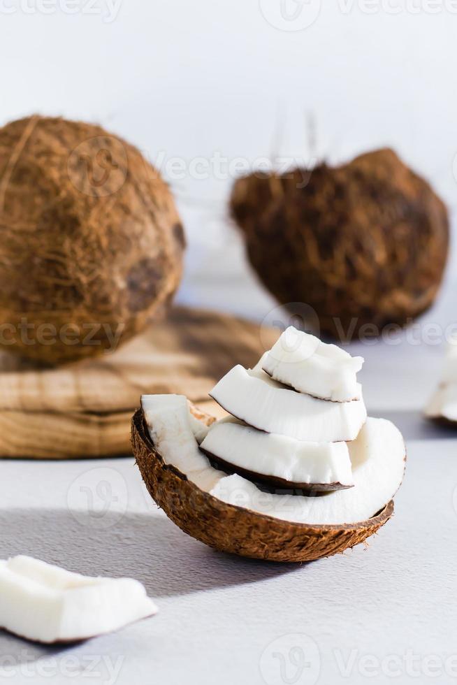 pezzi di maturo Noce di cocco su il tavolo. naturale fonte di antiossidanti. verticale Visualizza. avvicinamento foto