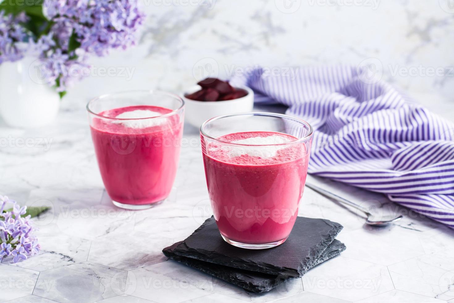 delizioso barbabietola latte macchiato nel bicchieri su il tavolo. salutare fatti in casa vitamina bevande foto