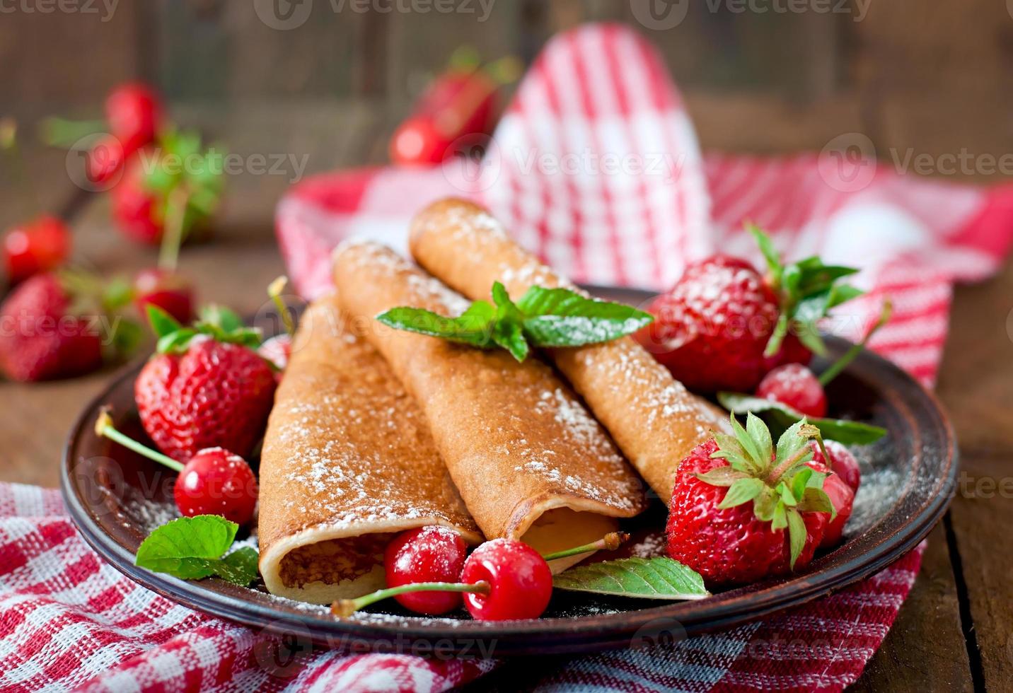 frittelle con frutti di bosco e sciroppo in stile rustico foto