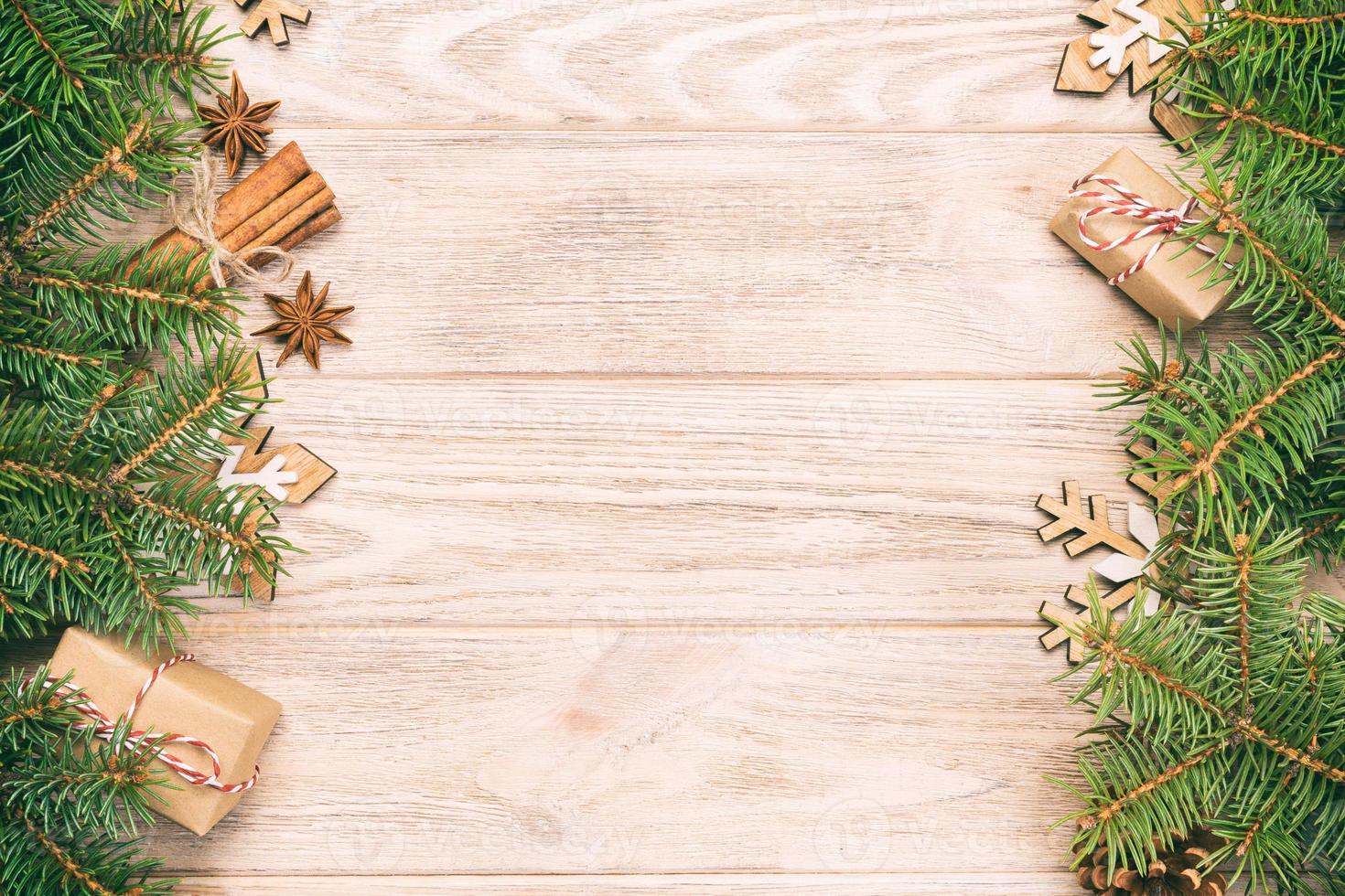 Natale sfondo con abete albero e regalo scatola su Vintage ▾, tonica di legno tavolo. superiore Visualizza con copia spazio per il tuo design foto