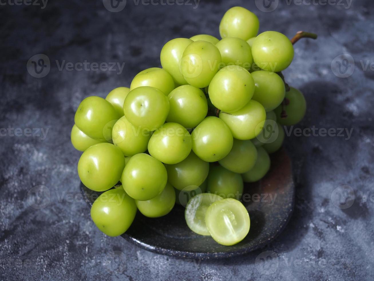 giapponese verde uva o brillare moscato uva frutta su grigio colore sfondo. foto