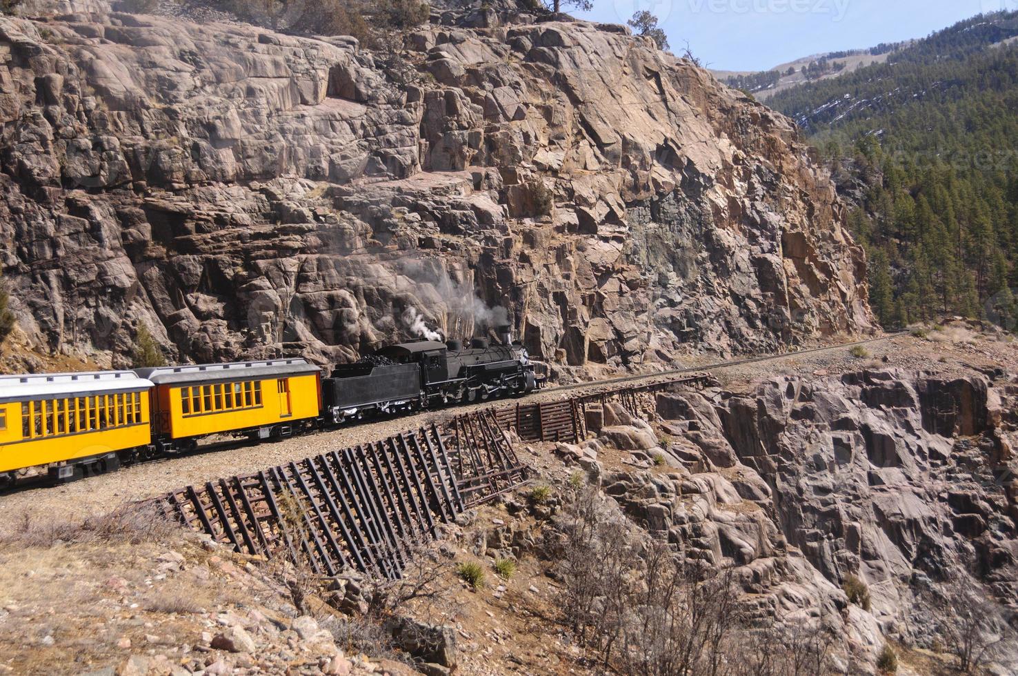 stretto valutare vapore locomotiva nel il montagne foto