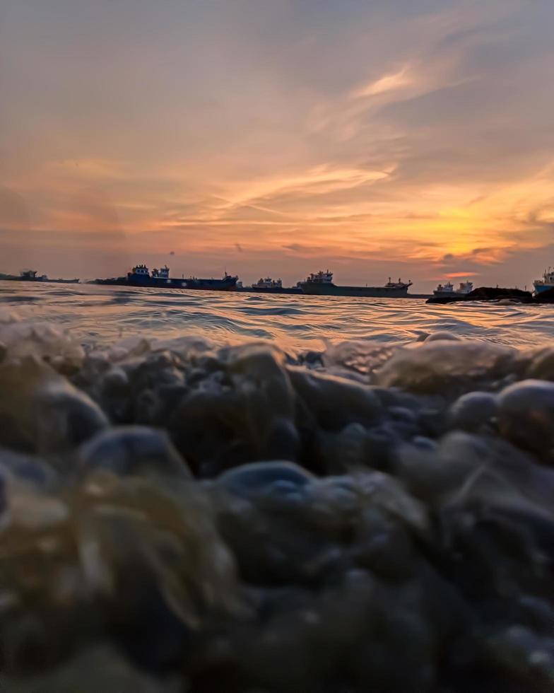 mare onda su il spiaggia gratuito foto. foto