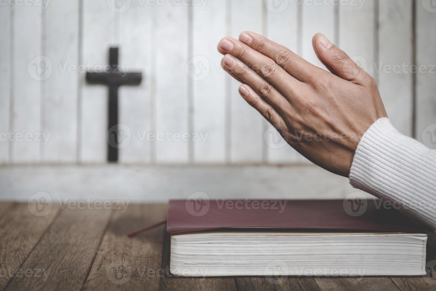 mani in preghiera. la terapia eucaristica benedica dio aiutando a pentirsi cattolica pasqua prestata mente prega. sfondo del concetto di religione cristiana. foto