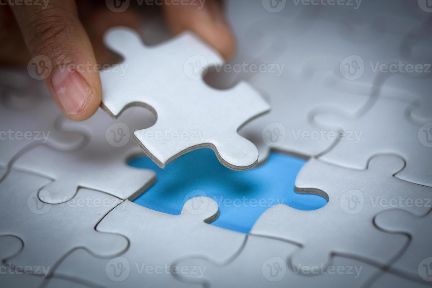 mano di donna che collega puzzle, soluzioni aziendali, successo e strategia, concetto di partnership commerciale. foto