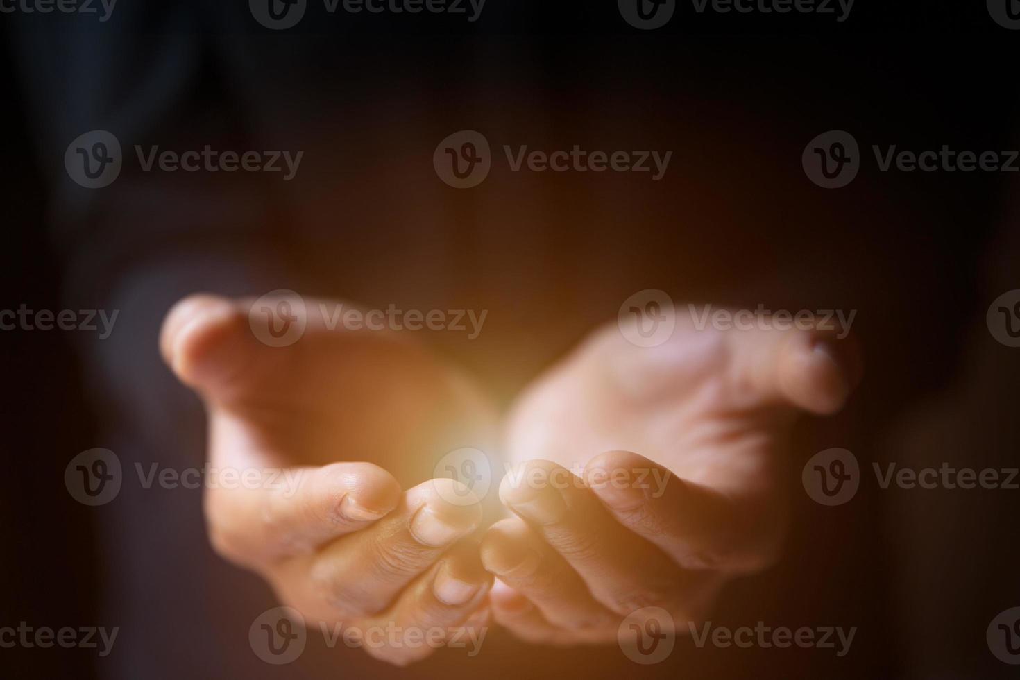 uomo mani preghiere nel buio sfondo con fede nel religione nel Dio. energia di speranza o amore. foto