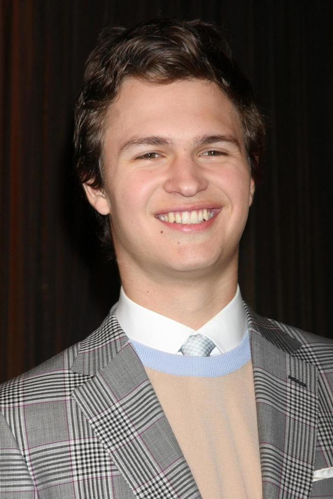 los angeles - dec 10 - ansel elgort a il 21 annuale schermo attori gilda premi nomination annuncio a il Pacifico design centro su dicembre 10, 2014 nel ovest hollywood, circa foto