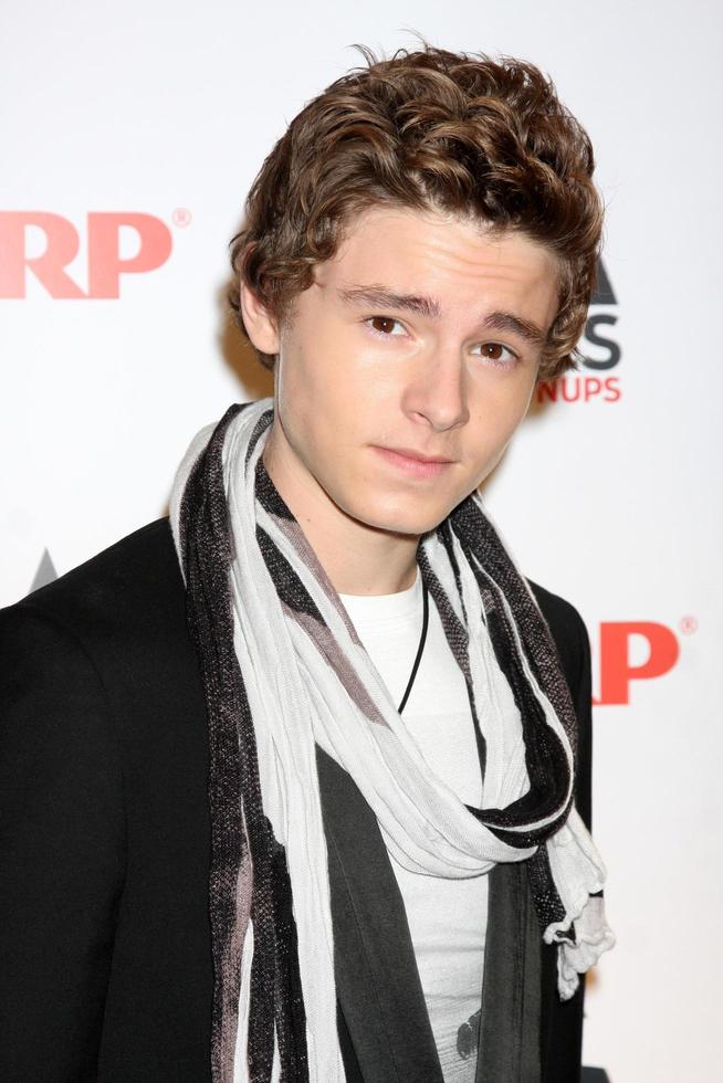 los angeles - feb 7 - callan mcauliffe arriva a il 2011 aarp film per adulti gala a reggente beverly wilshire Hotel su febbraio 7, 2011 nel beverly colline, circa foto