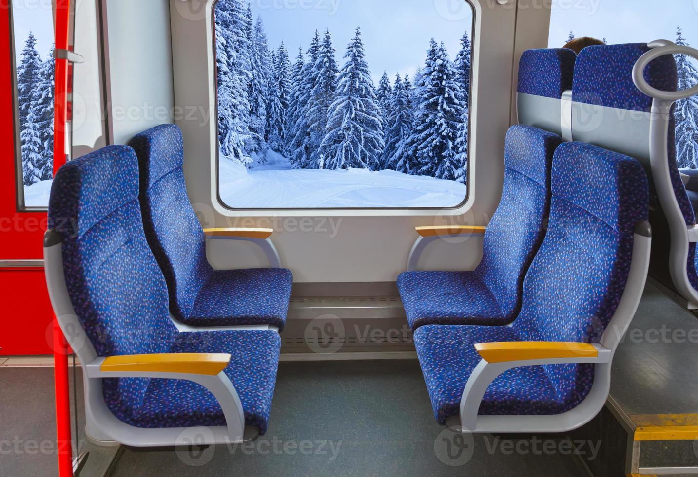 interno del treno e della foresta invernale foto