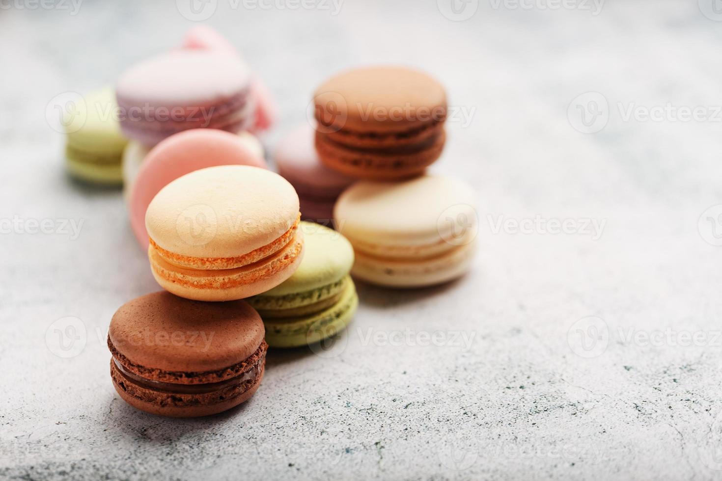 francese maccheroni biscotti di diverso colori siamo su il grigio tavolo. ancora vita di confetteria. foto